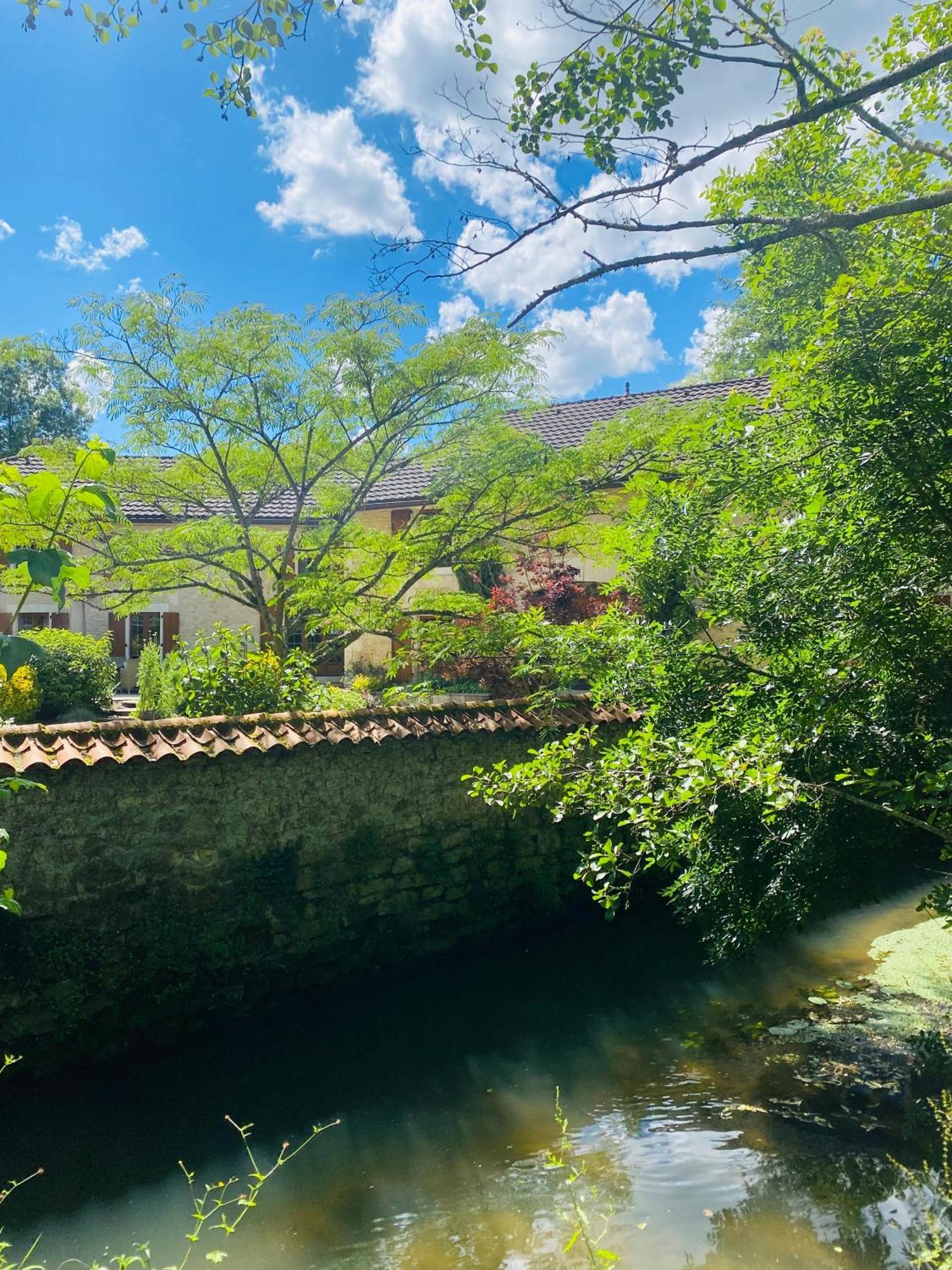 Moulin Du Fontcourt Bed and Breakfast Chasseneuil-sur-Bonnieure Exteriör bild